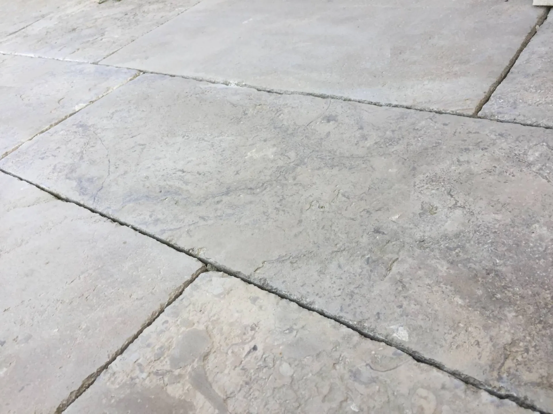 Pierre de Dordogne pour dallage intérieur et extérieur livraison de Bordeaux à Paris de Aix-en Provence à Nantes