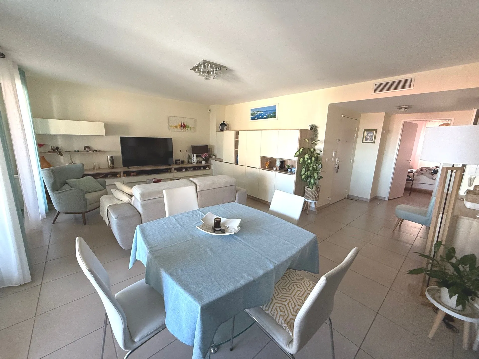 Grand séjour + cuisine de 38.5 m²
