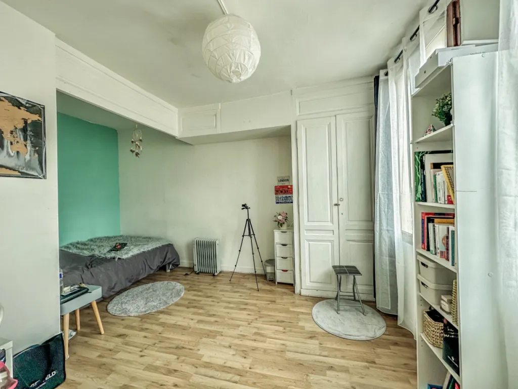 chambre spacieuse parquetée