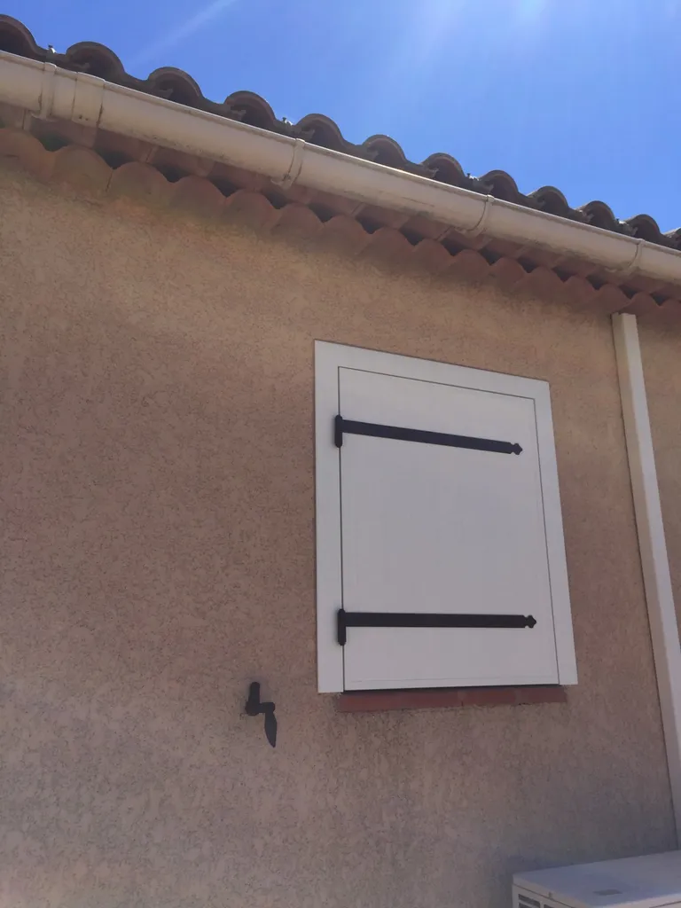 Volets battants isolé blanc sur Martigues