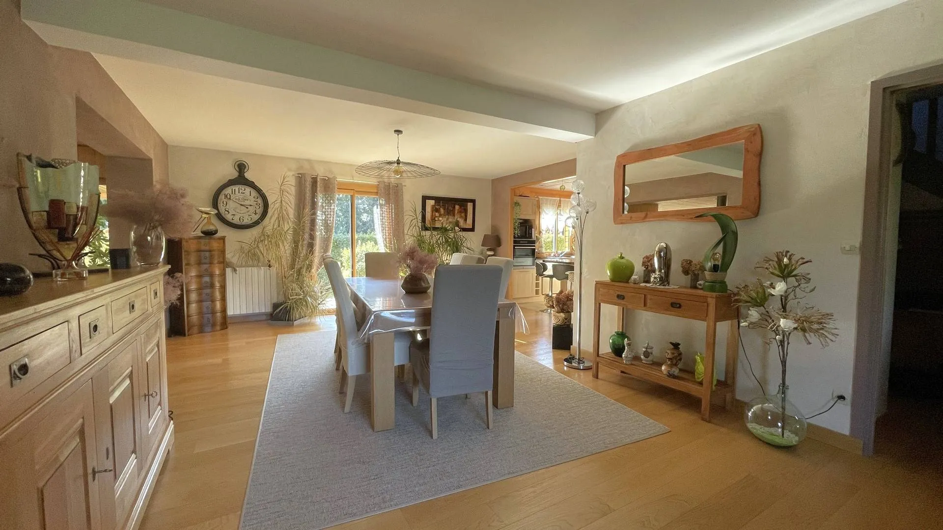 Maison de 4 chambres en Seine-Maritime avec bureau et sous-sol aménagé à vendre : Découvrez cette propriété située à Bosc-le-Hard, offrant un cadre de vie paisible en plein cœur de la Normandie. Parfaite pour une grande famille ou un projet personnel