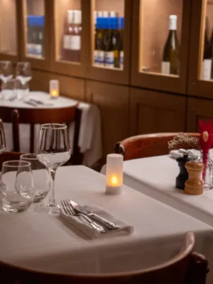 Privatisation d'une salle dans un restaurant bistronomique pour un dîner d'anniversaire pour 25 personnes à Paris dans le quartier de notre Dame 5ème arrondissement
