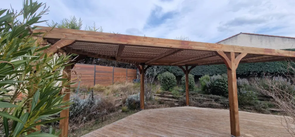Fabrication d'une pergola bois à ombrières sur mesure cette semaine à Pourrières dans le Var