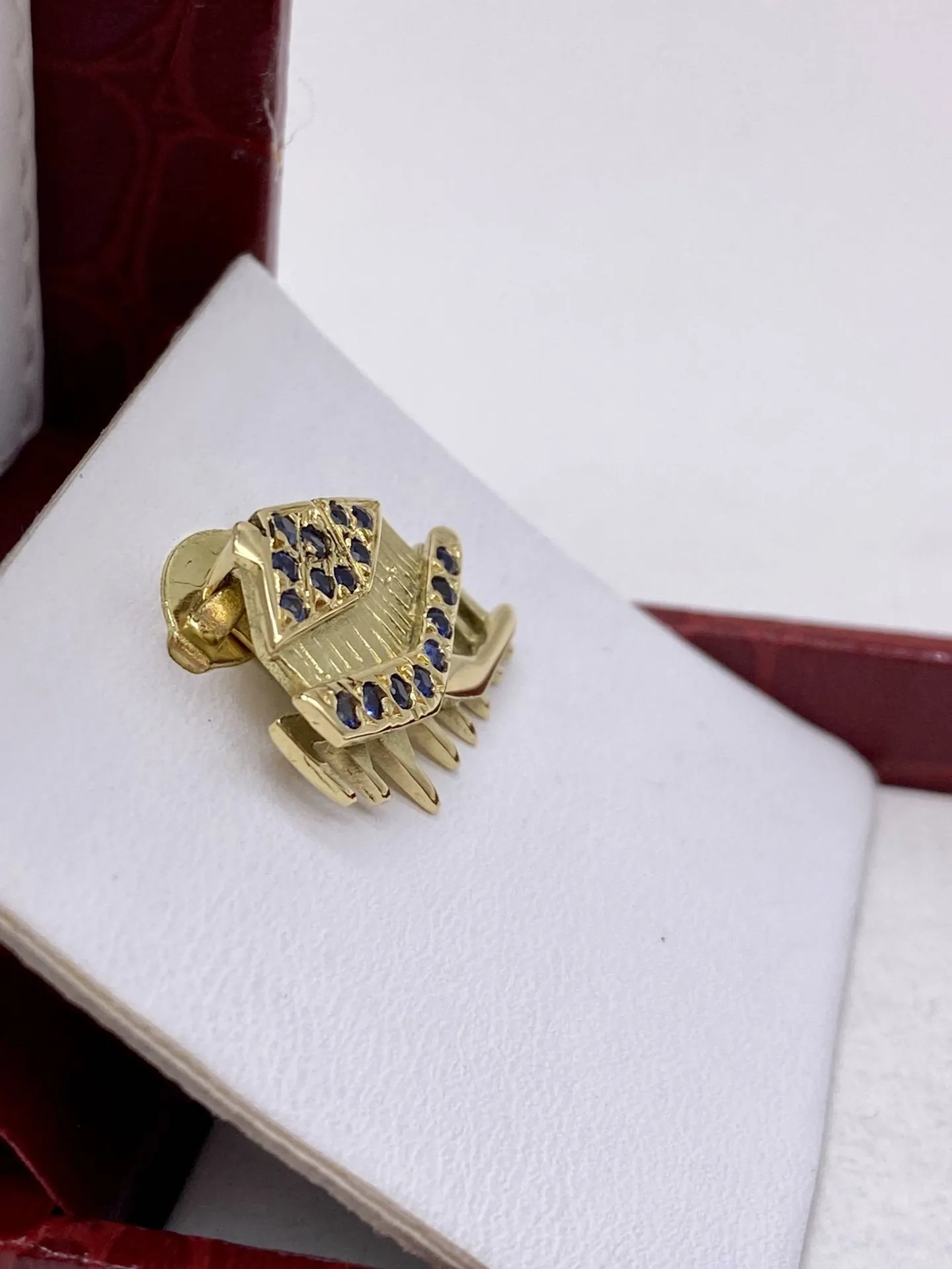 Un bijou emblématique : Pendentif cabane tchanquée du Bassin d'Arcachon en or 750/1000ème et saphirs bleus à découvrir chez Or Ligne