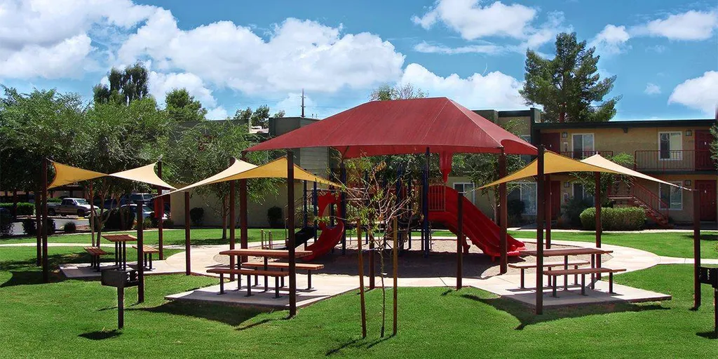 Aménagement protection solaire espace de jeux a Saint tropez dans le var 