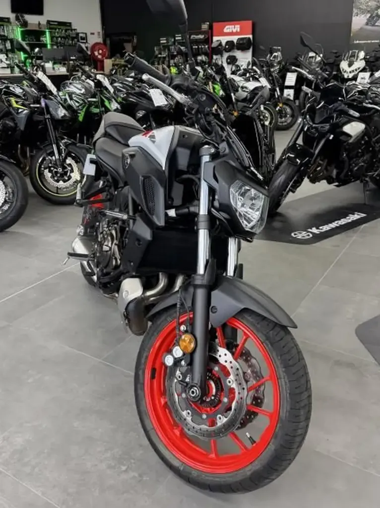 Yamaha MT-07  A2 -  saut de vent - Kawasaki Nîmes