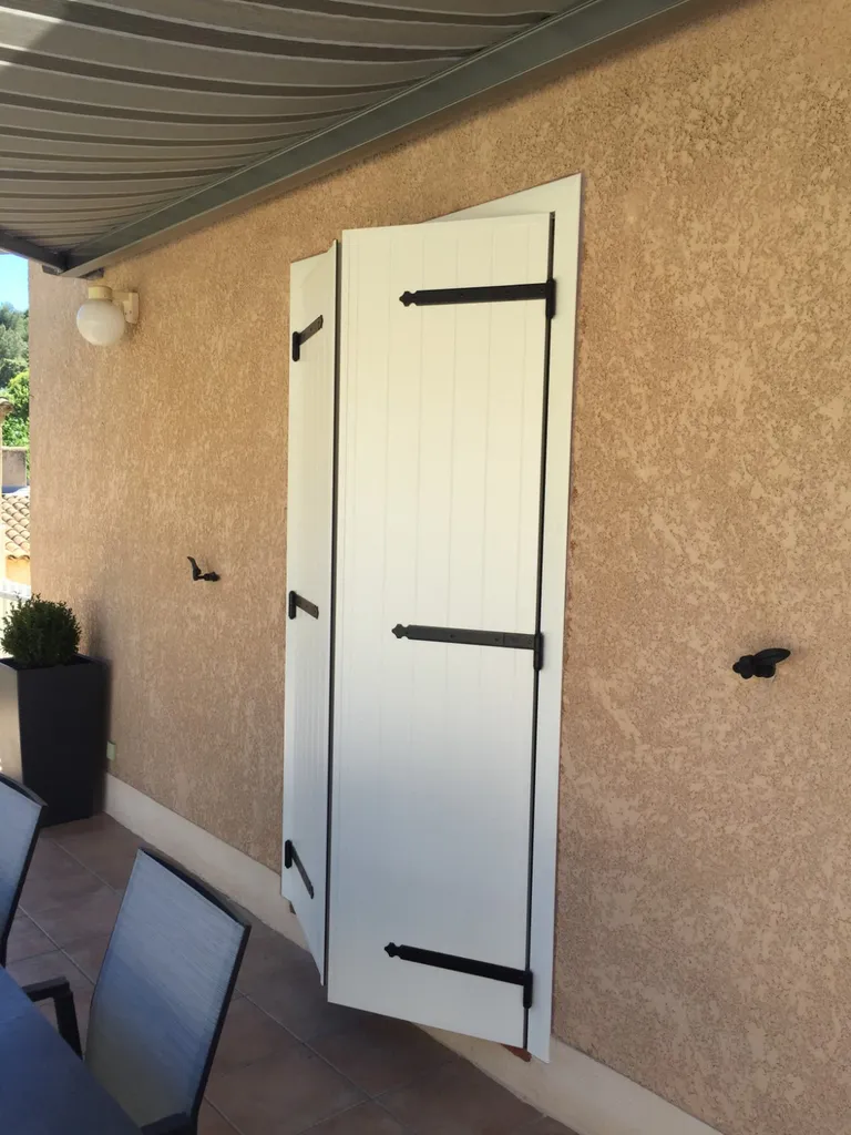 Volets battants isolé blanc sur Martigues