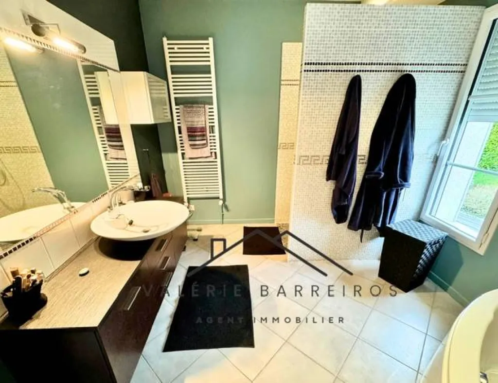 A saisir maison d'architecte de 7 pièces d'une superficie de 195 m² habitables sur un terrain de 1450m2 sur la commune de LA LONDE