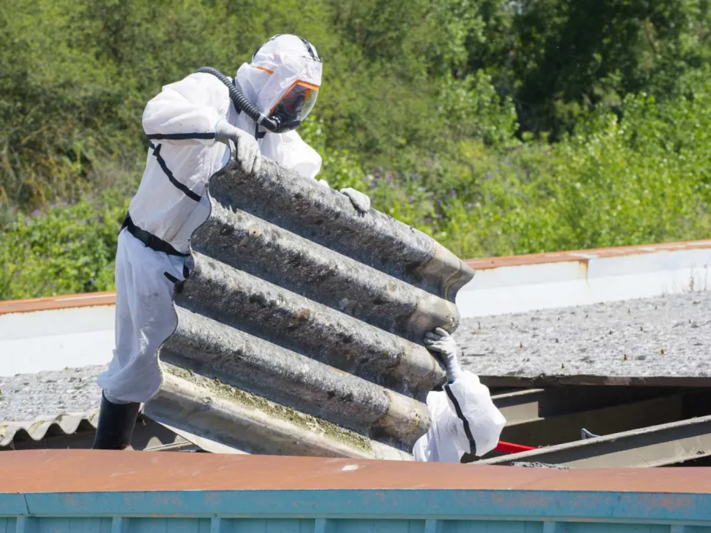 photographe chantier BTP démolition d'un toit en amiante