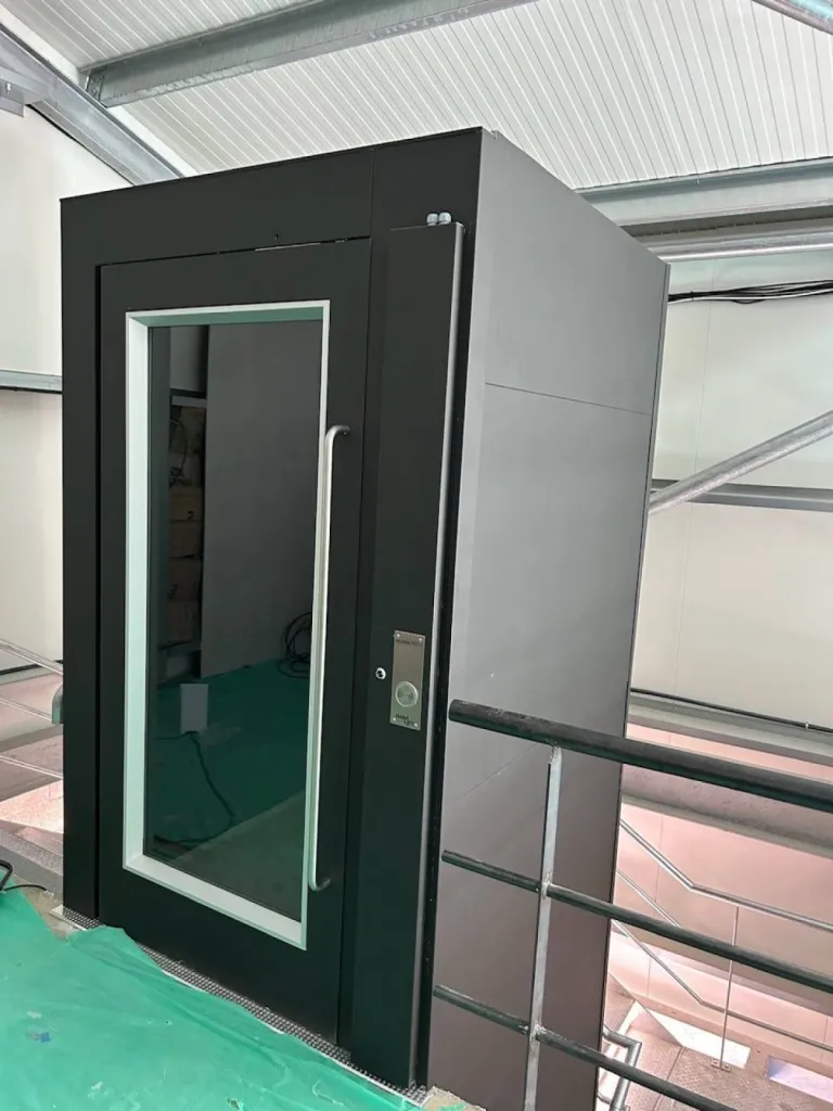 Plus de 1,5 m2 de surface de chargement avec cet élévateur NAMILIFT vertical de 400 kgs de charge utile dans un entrepôt près de Marseille