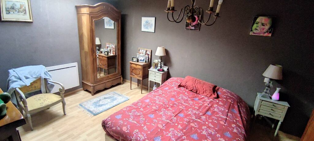 A visiter, maison atypique de 276 m² habitables, idéalement située à 5 minutes d'Orbec 14290, 15 minutes de Lisieux 14100 et de sa gare SNCF, et à 45 minutes des plages normandes.