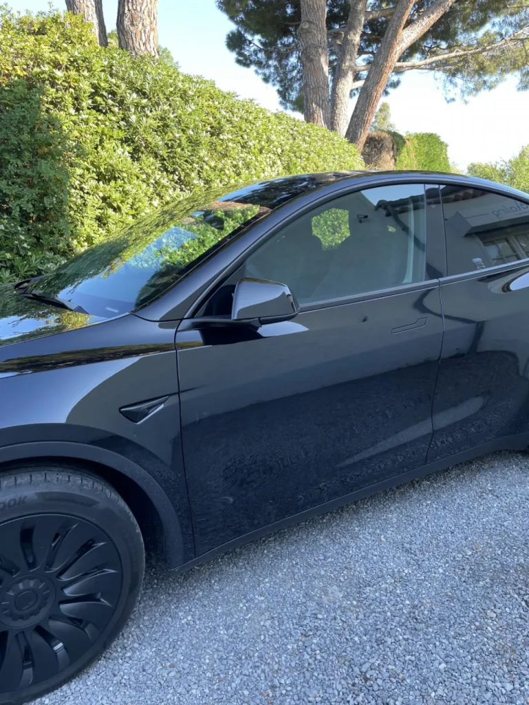  Film solaire, toit panoramique, Tesla, model Y, à Mandelieu, la Napoule près de Cannes 06.