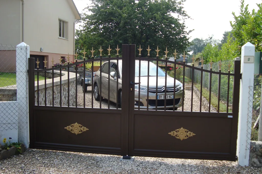 Portail Battant Authentique Sur-Mesure, Portail Motorisé en Aluminium et en Acier à Honfleur dans le Calvados 14