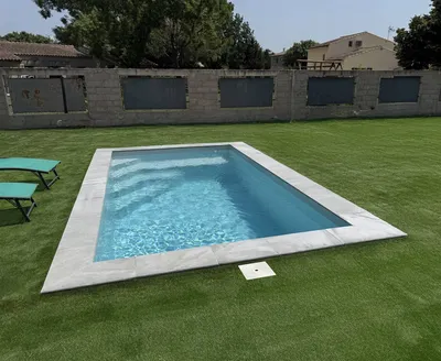 Piscine coque polyester compacte moins de 10 m² à fond plat avec escalier d’angle modèle TANNA