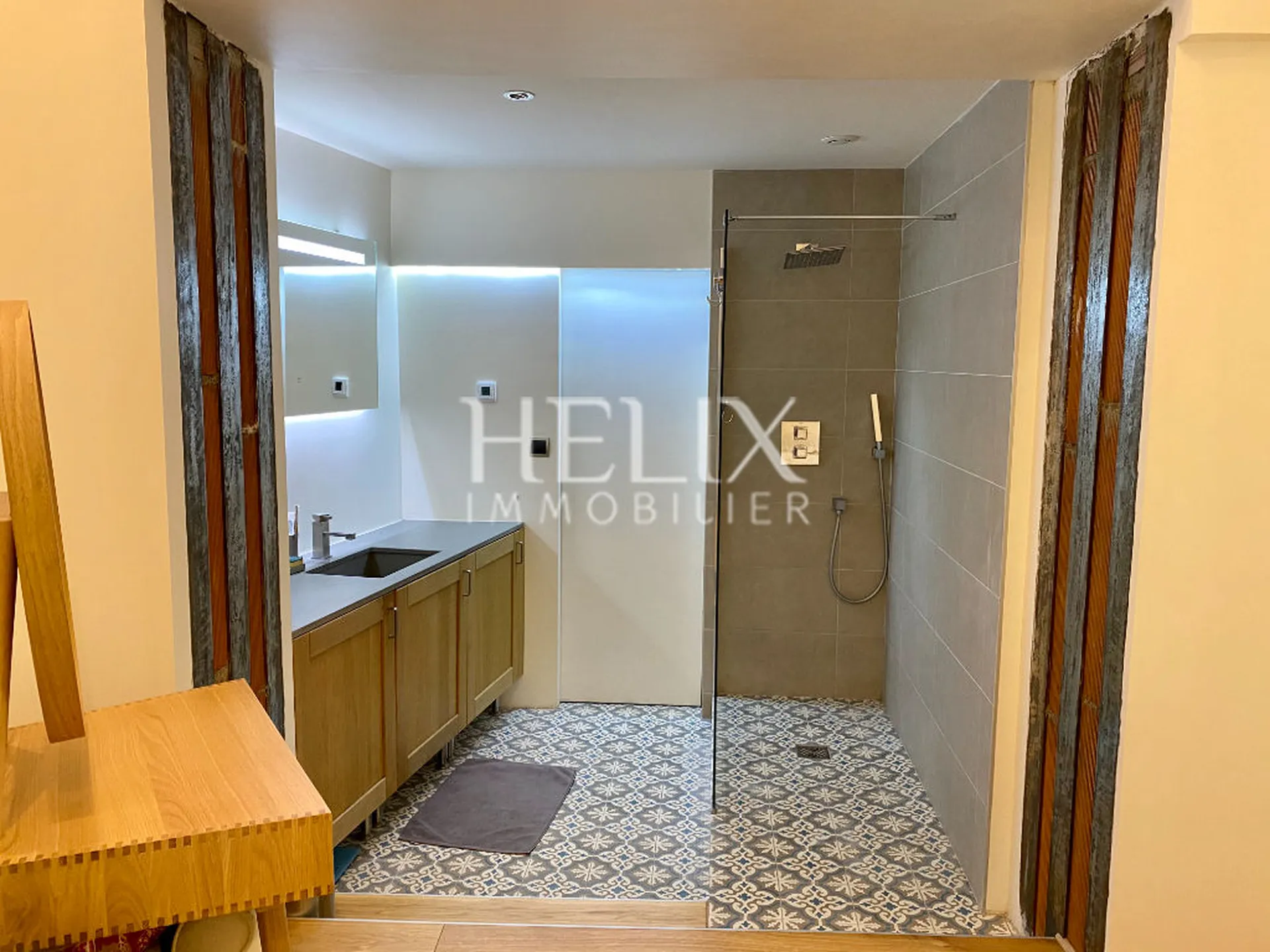 Exclusivité Magnifique appartement 2/3 pièces situé au rez-de-chaussée d'un immeuble ancien à Saint Germain en Laye.