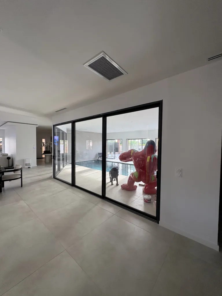 Devis pour porte-fenêtre triple vantaux et volet roulant motorisé solaire Somfy en Occitanie – rénovation menuiserie PVC blanc haute performance Toulouse
