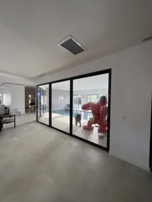 Devis pour porte-fenêtre triple vantaux et volet roulant motorisé solaire Somfy en Occitanie – rénovation menuiserie PVC blanc haute performance Toulouse