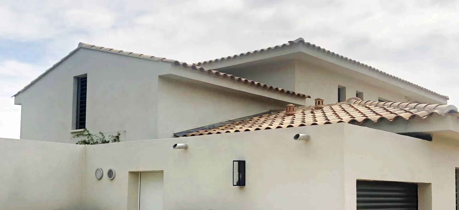 Construction d'une maison complexe avec différents niveaux de toiture 