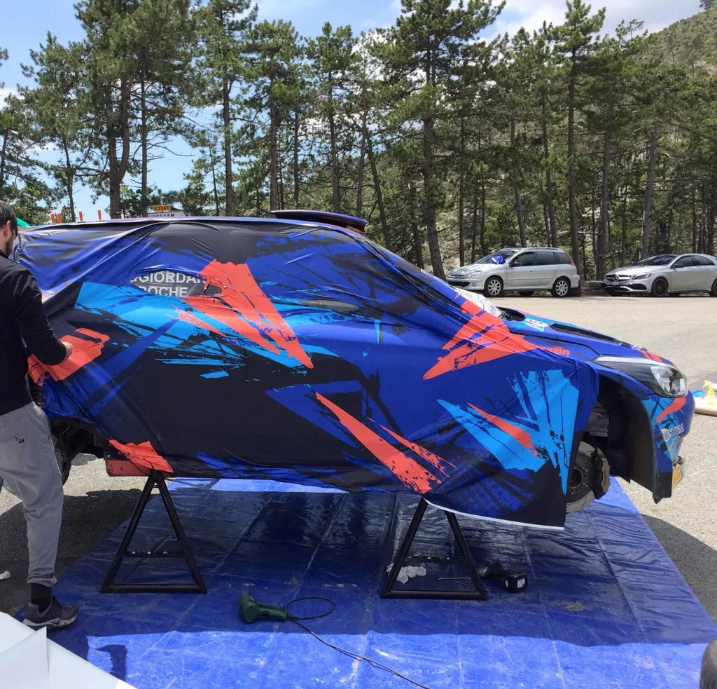 Pose covering sur mesure sur véhicule de compétition