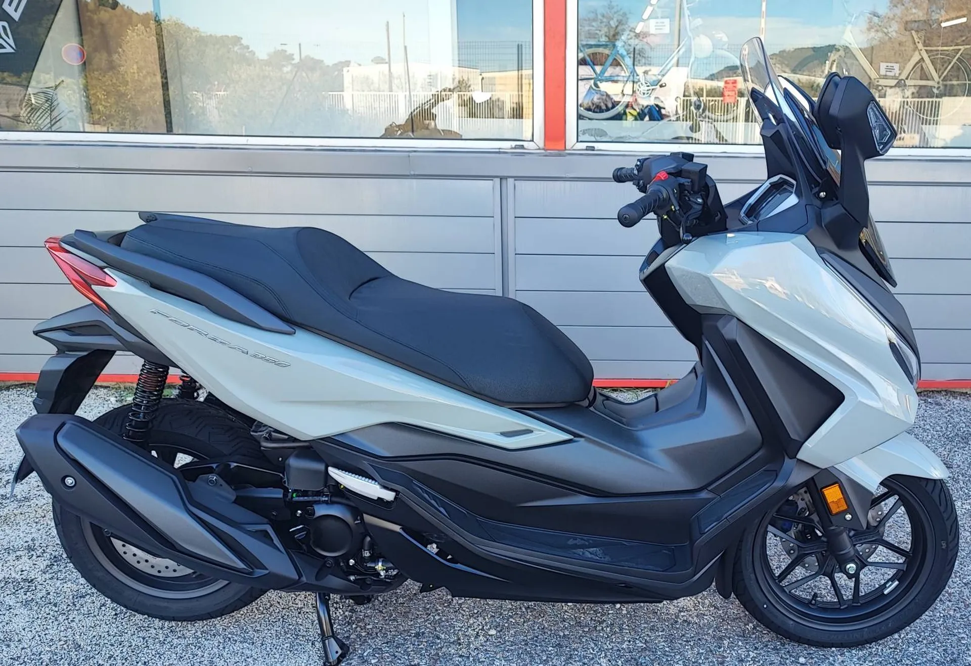 HONDA FORZA 350 DU 09/2025 AVEC 1 KM.