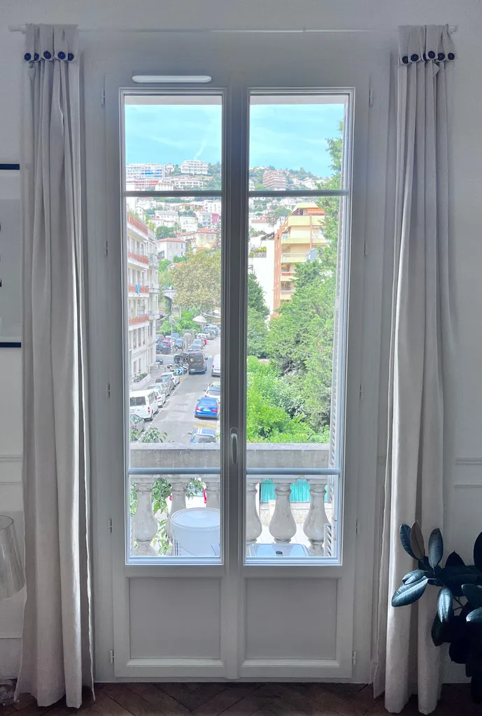 Porte-fenêtre finitions élégantes avec petits bois horizontaux et double vitrage phonique