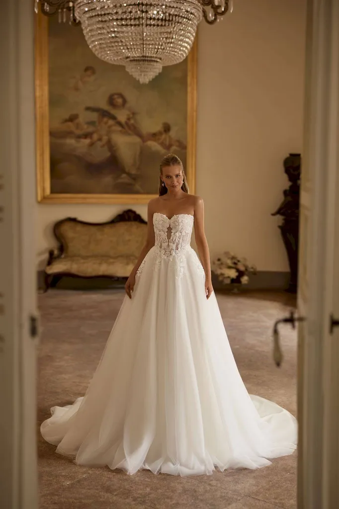Robe de mariée petite princesse avec bustier décolleté coeur à Marseille près d'Aix en Provence