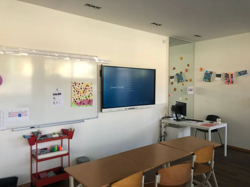 Ecran interactif adapté à une classe dans une école