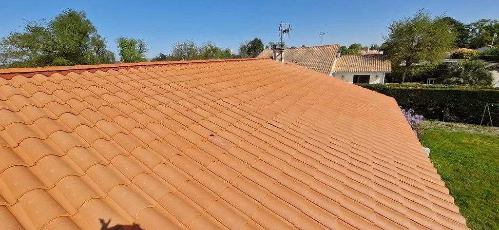 Comment avons-nous réalisé une rénovation avec détuilage, pare-pluie, lattage et nouvelles tuiles à Biscarrosse