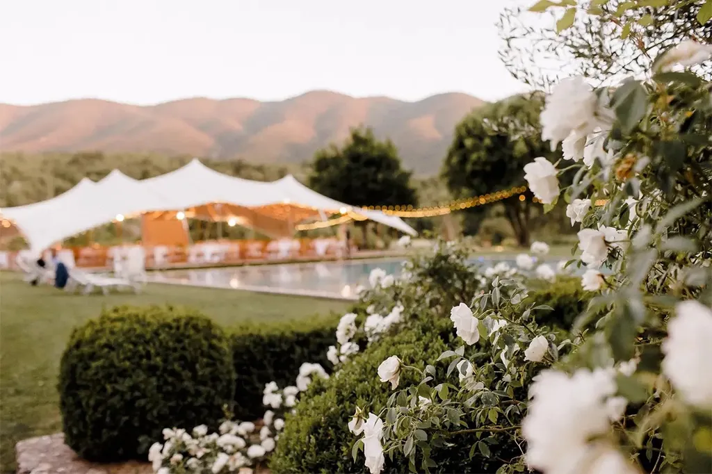 Domaine mariage bohème vers Bonnieux et Roussillon : domaine mariage Luberon avec hébergement 17 chambres et vue Luberon pour réception week-end complet avec traiteur mariage