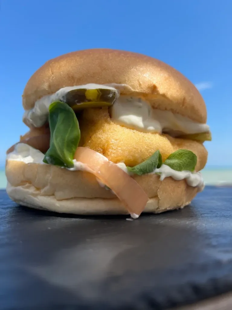 Le goût d'un vrai burger fait maison : viande française, produits frais et saveur unique à Beach Boy Le Havre