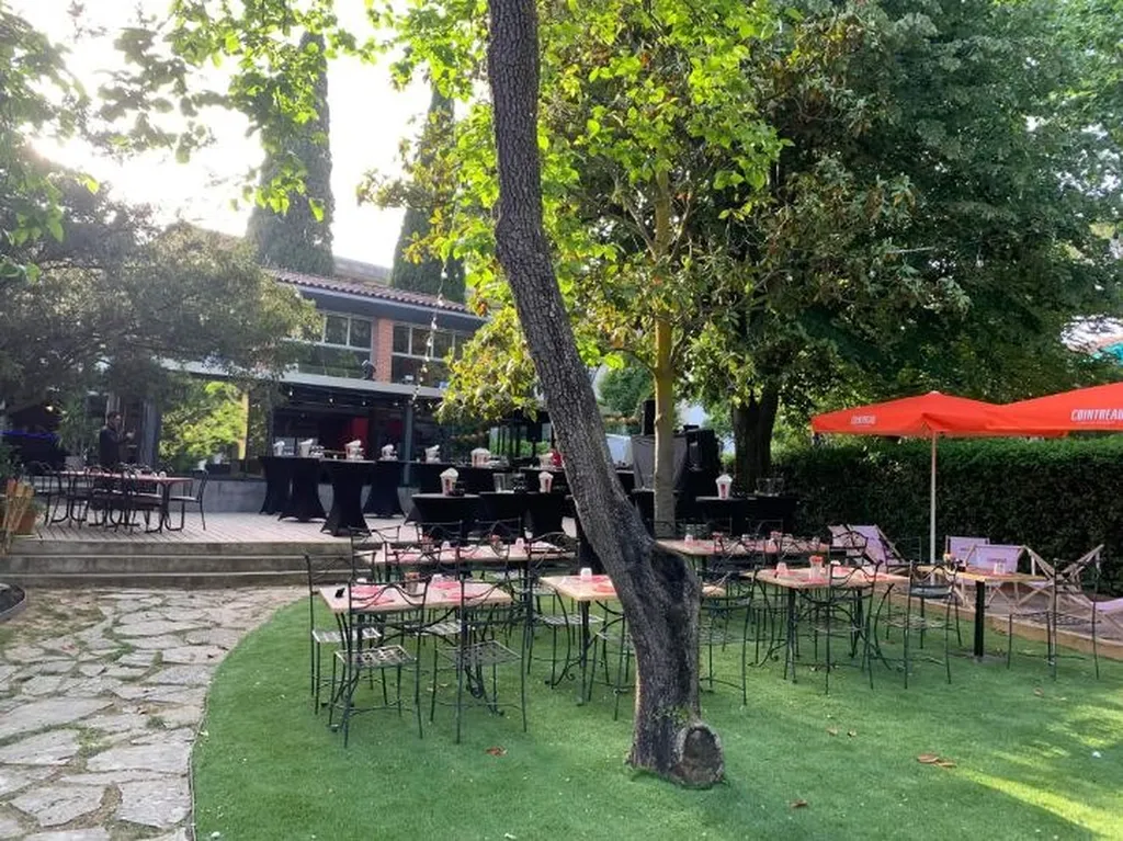 Restaurant terrasse Marseille 13013 avec grande terrasse ombragée et cadre extérieur arboré proche Château Gombert