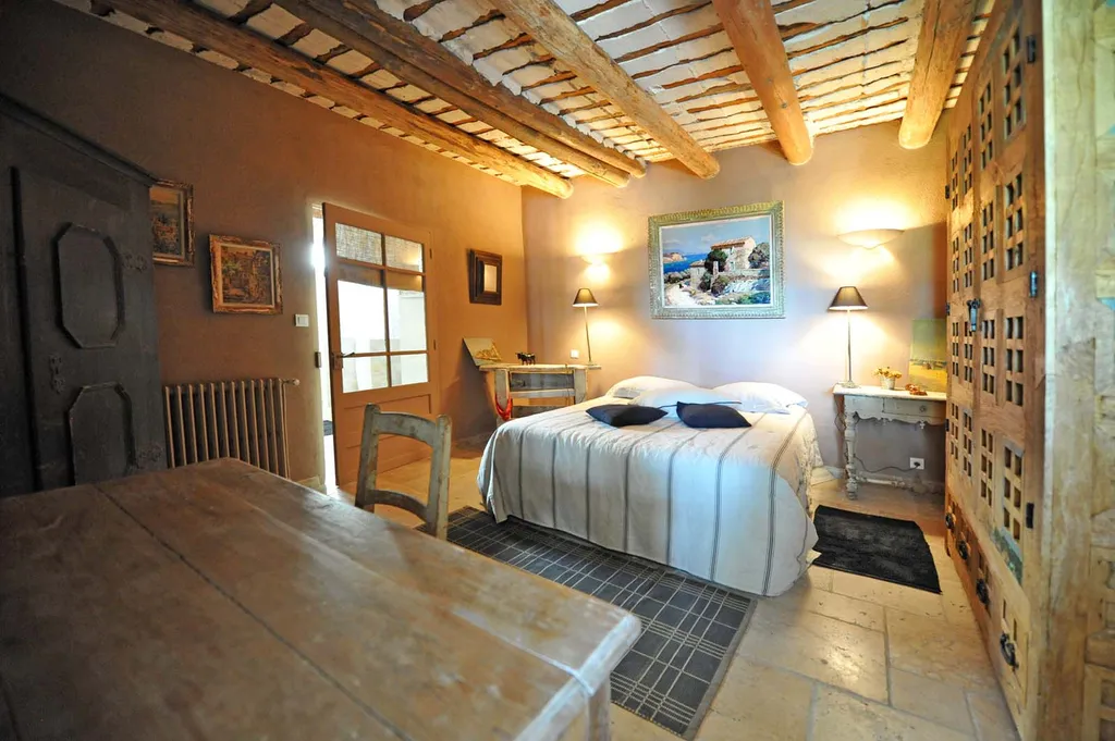 Proche Mont Ventoux,  ancienne propriété viticole à vendre avec dépendances  