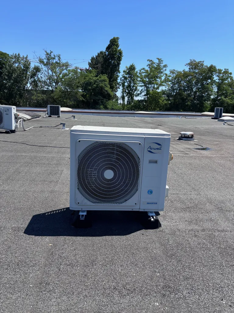Entretien d’une climatisation Airwell à Gonesse : cassettes plafonnières d’une salle de mariage

