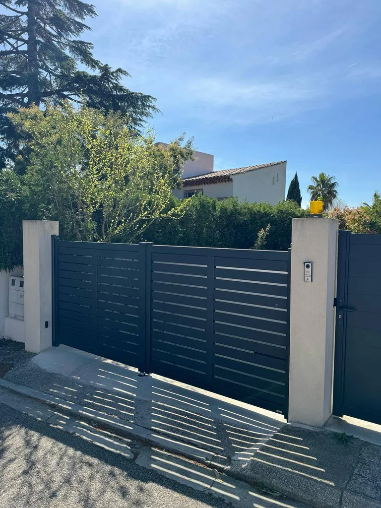 Mise en place d'un portail battant Kostum sur les Pennes Mirabeau