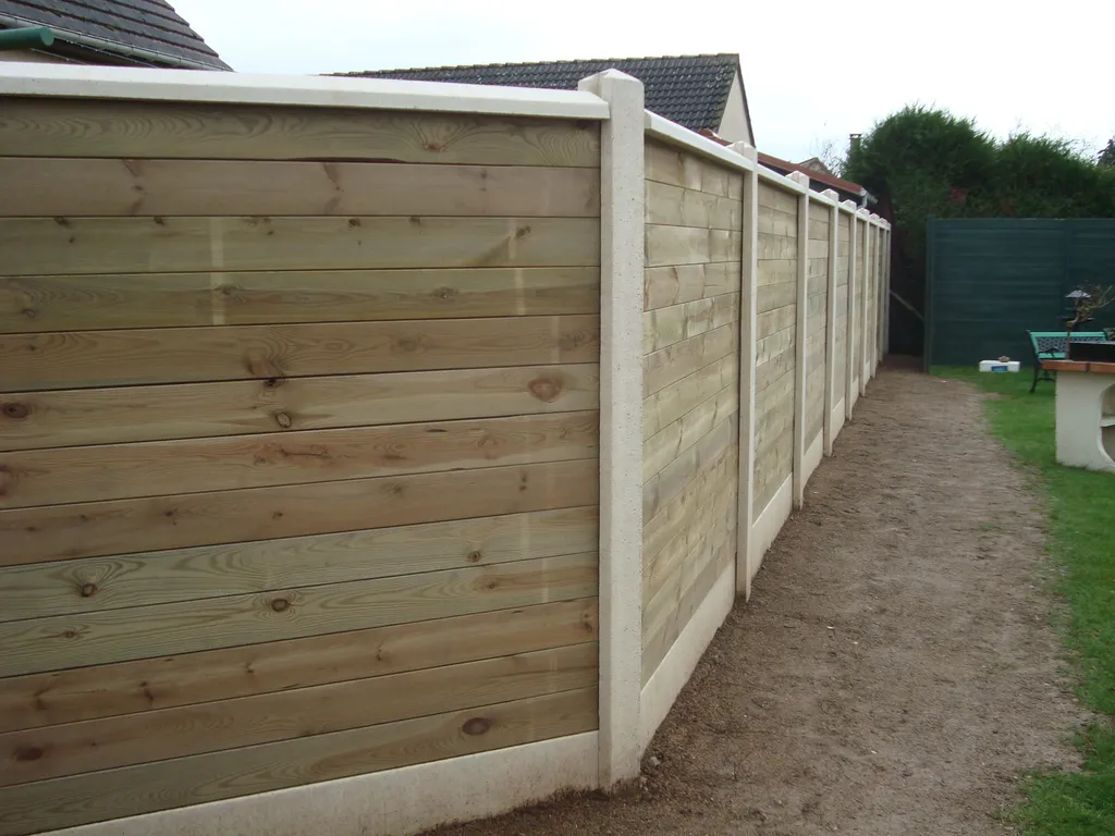 Installation de Clôture occultante mix bois béton, Brise-vue en lames bois et Soubassements béton à Deauville dans le Calvados 14 et ses Alentours