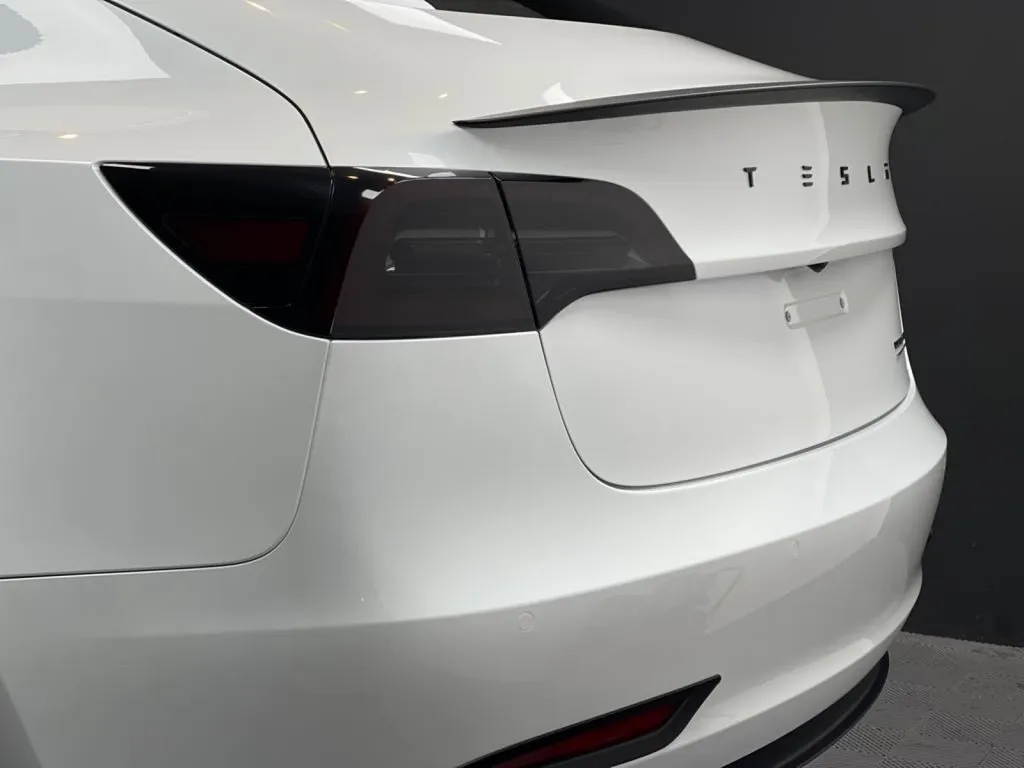 TRAITEMENT CÉRAMIQUE CARROSSERIE TESLA MODEL 3 À CARNOUX EN PROVENCE PROCHE DE MARSEILLE