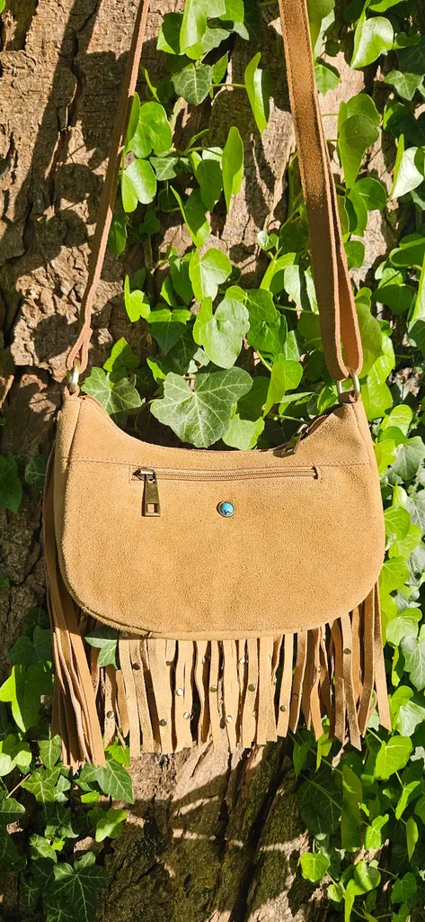 Sac Les Tropéziennes à franges en cuir camel chez Evasion à Eu