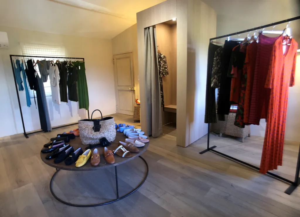 Chaussures et sac Tod's, maillots et robes Eres, robes et pantalons Siyu