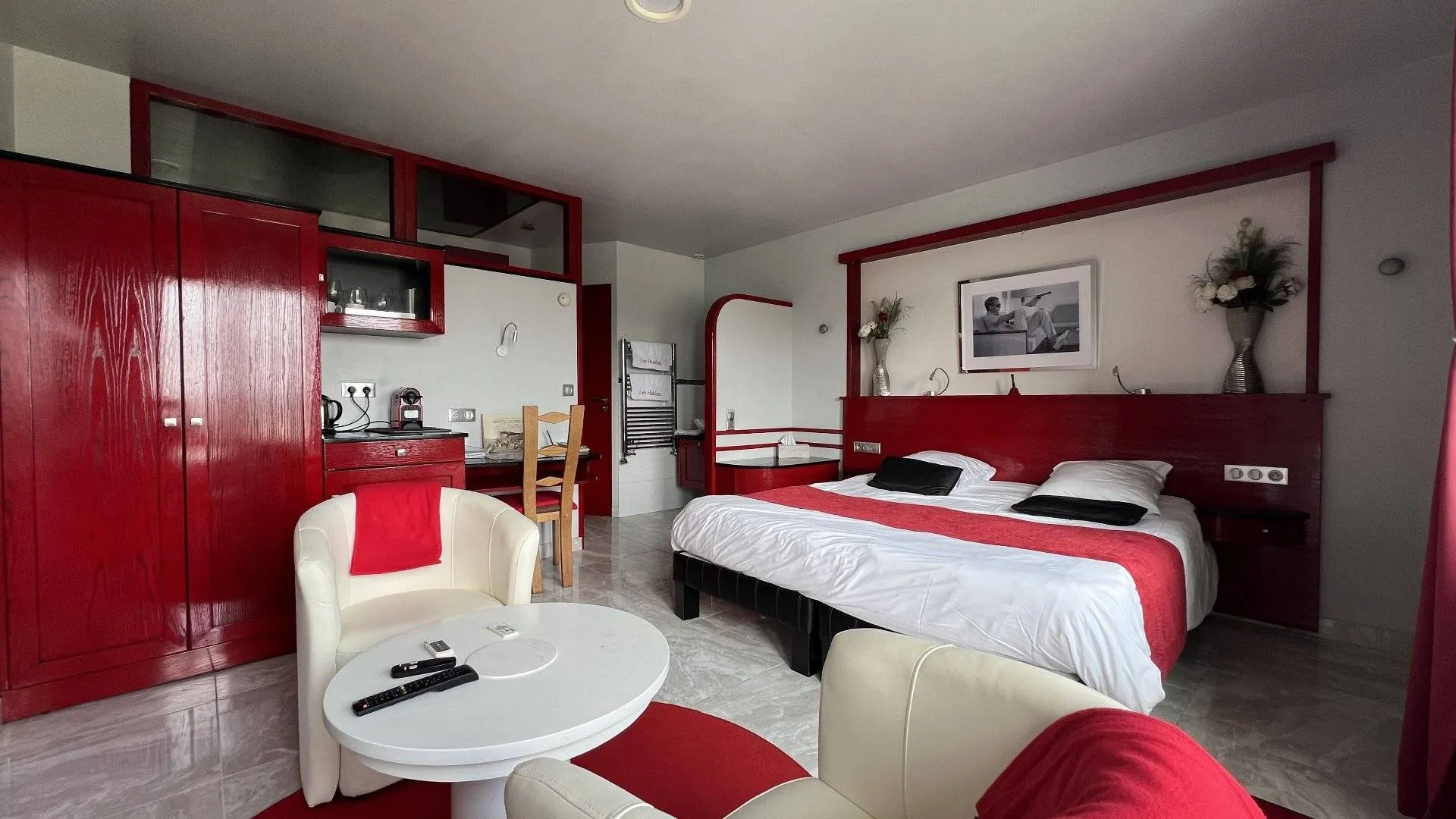 Maison d’architecte 131,5m² avec roof-top et vue panoramique mer, 4 gîtes, annexe à rénover, chalet et garages, idéale chambres d’hôtes au Tréport 76470.