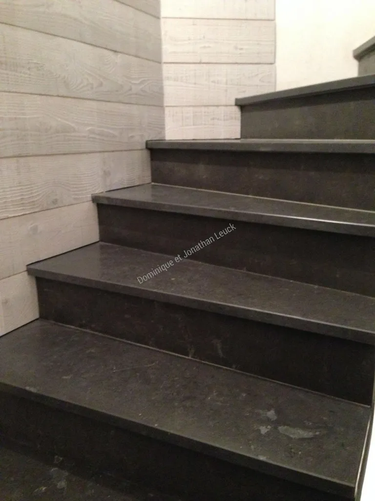 Escalier en pierre dure type Grey Storm