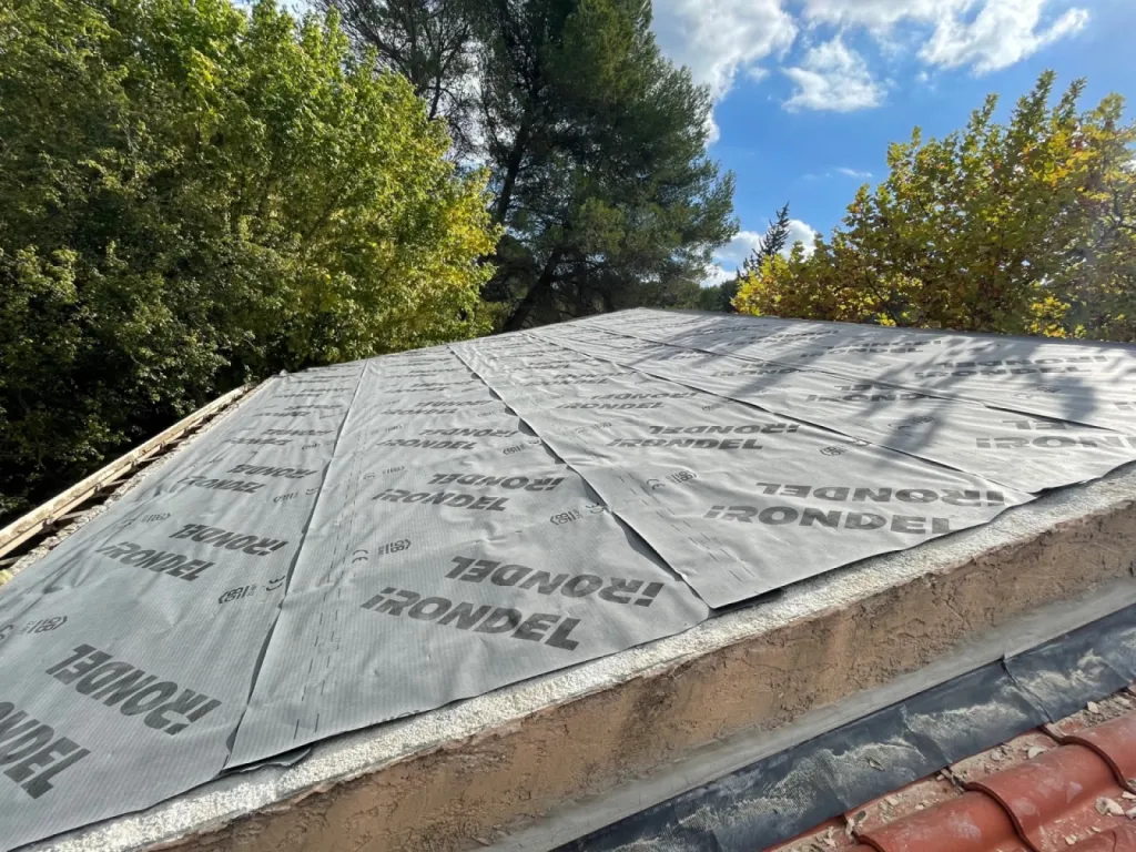 Nouveau chantier de changement de toiture type mécanique Romane sur Martigues