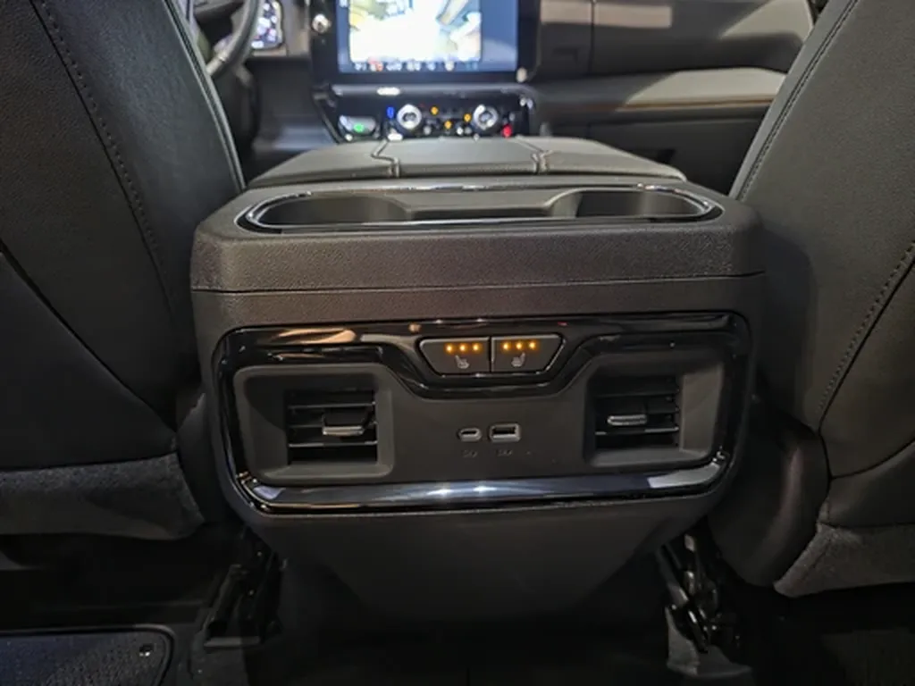 Console arrière GMC Sierra AT4 ports USB et recharge passagers – équipements premium