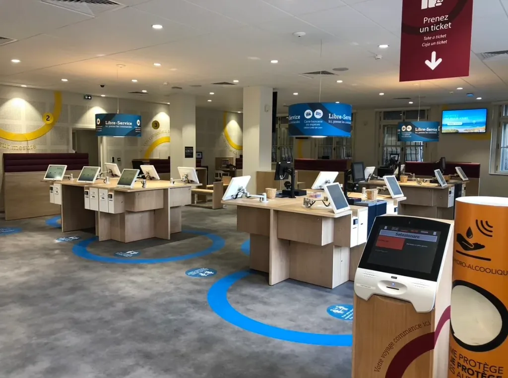 Pose de signalétique pour un espace de vente en gare à Strasbourg