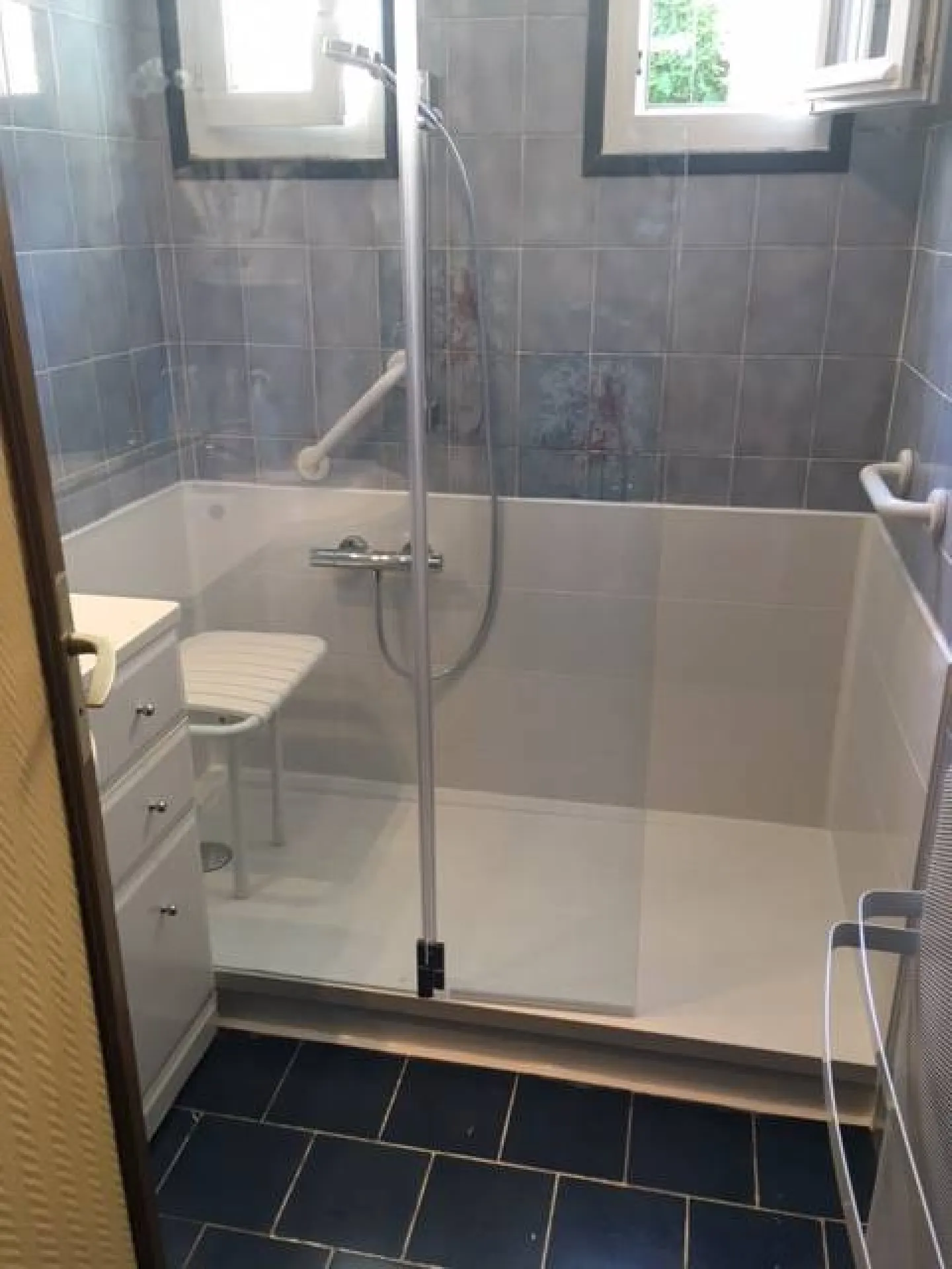 Remplacement d'une baignoire par douche sécurisée pour sénior à St Raphael, Var (83)