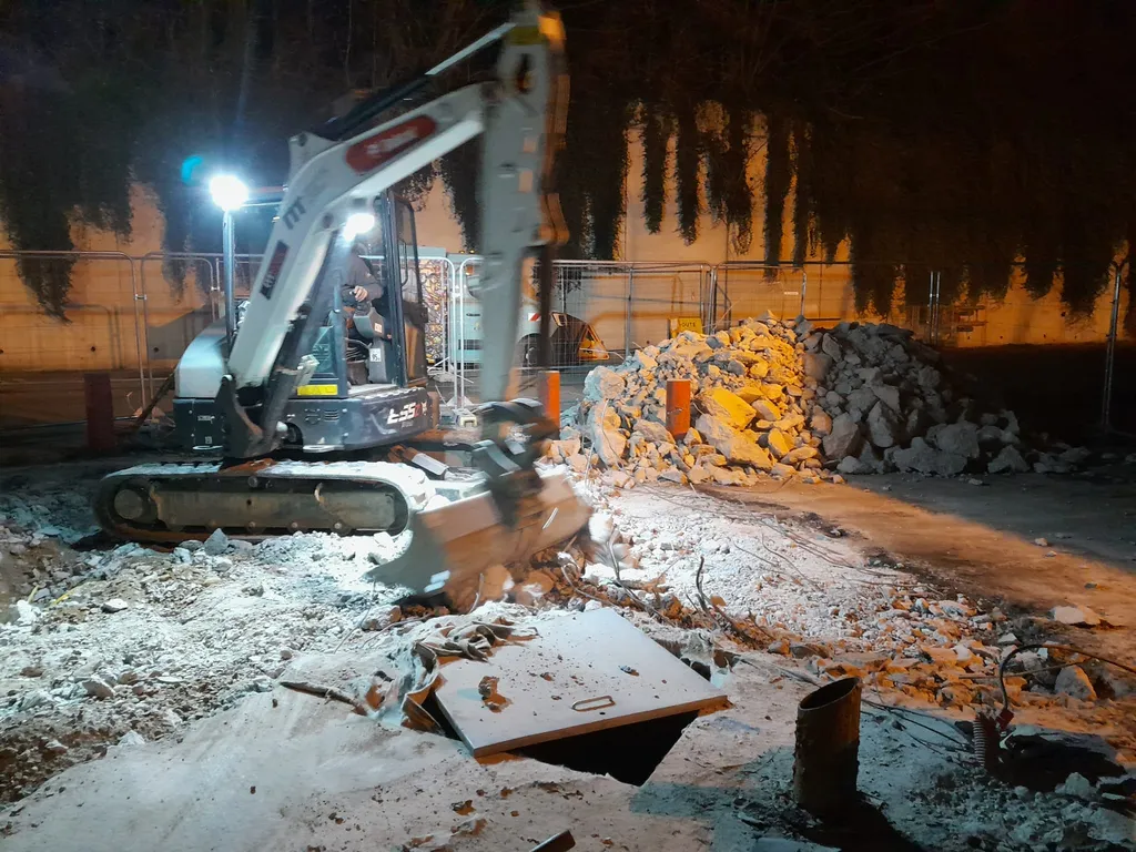 Entreprise de démolition à Ecully, près de Lyon: démolition de dalle béton avec pelle mécanique et BRH