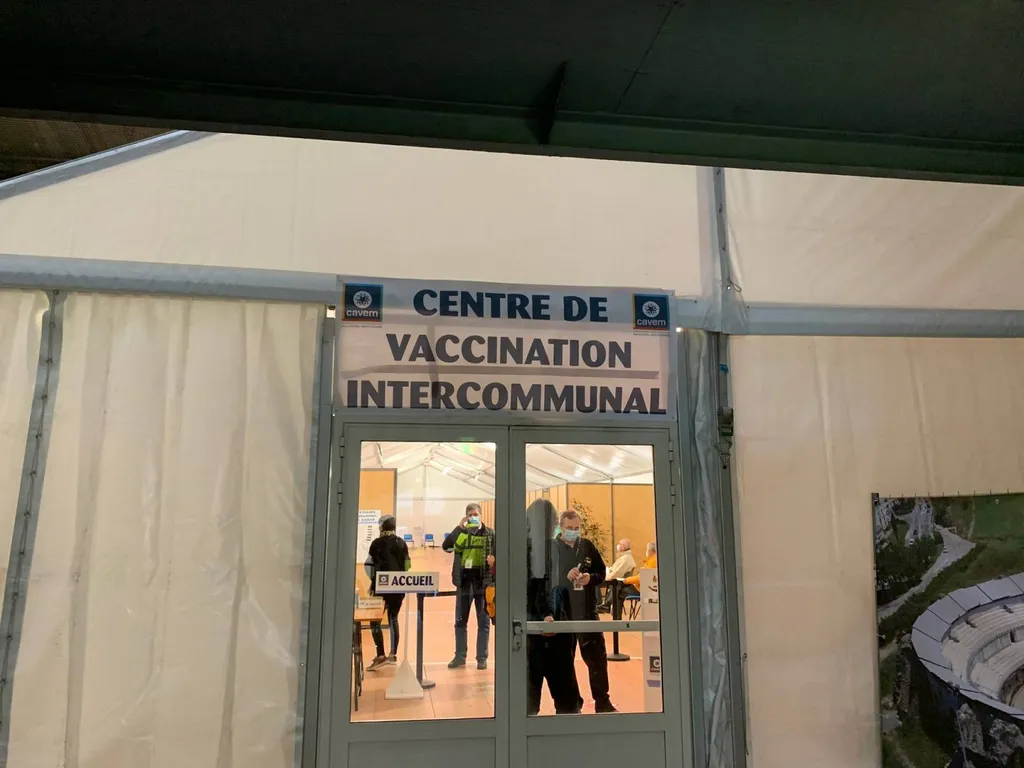 Installation d'une structure 10*45m avec aménagement intérieur en cloisons en bois mélaminé pour un centre de vaccination à Saint-Raphaël