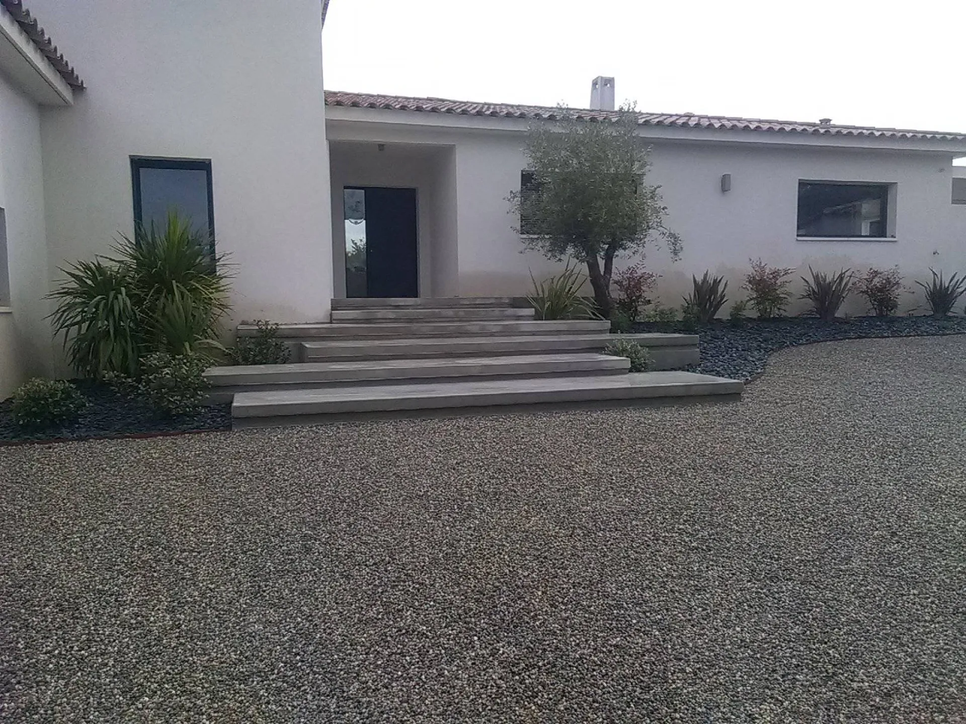 plantation sur une bâche de paillage par paysagiste à Cabriès