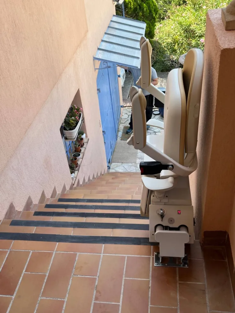 encombrement limité de ce fauteuil monte-escalier droit extérieur à Montferrat près de Draguignan