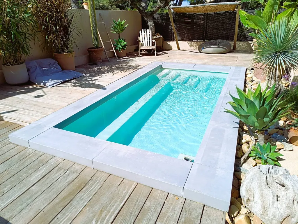 Piscine Compact 4m installée à Toulon – solution gain de place pour petit jardin urbain