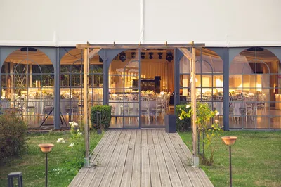 Votre agence d'organisation de mariage pour une réception colorée dans un manoir avec piscine en Seine et Marne